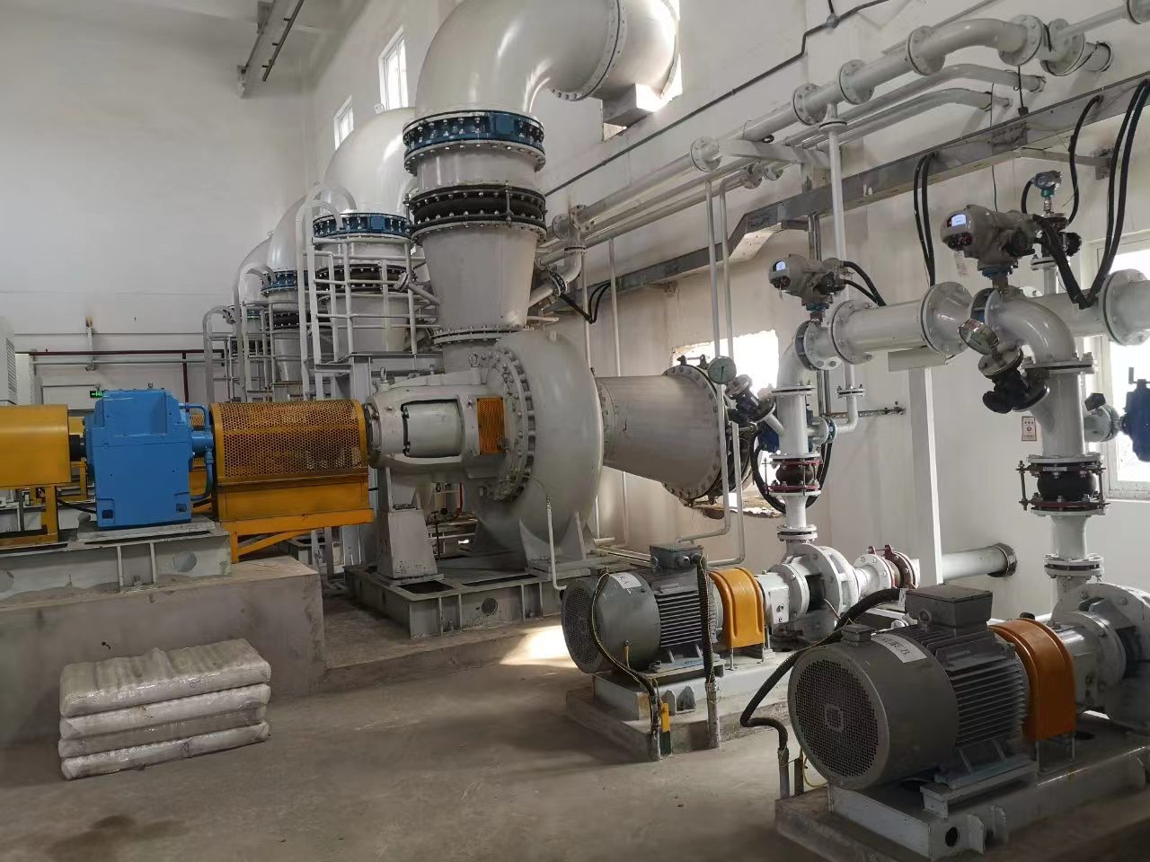 濟甯(ning)華源(yuan)電熱(re)廠安(an)裝脫(tuo)硫泵(beng)